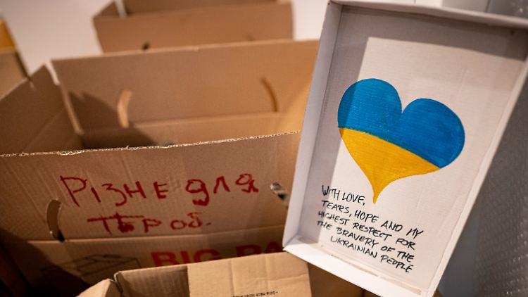 In den Ausstellungsräumen des Pilecki-Instituts werden nun Pakete für die Ukraine gepackt.