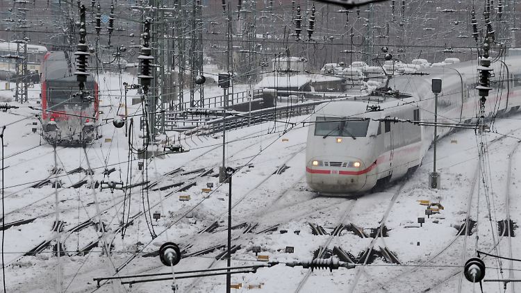 Schnee und Eis haben für massive Verspätungen und Ausfälle bei der Bahn geführt.