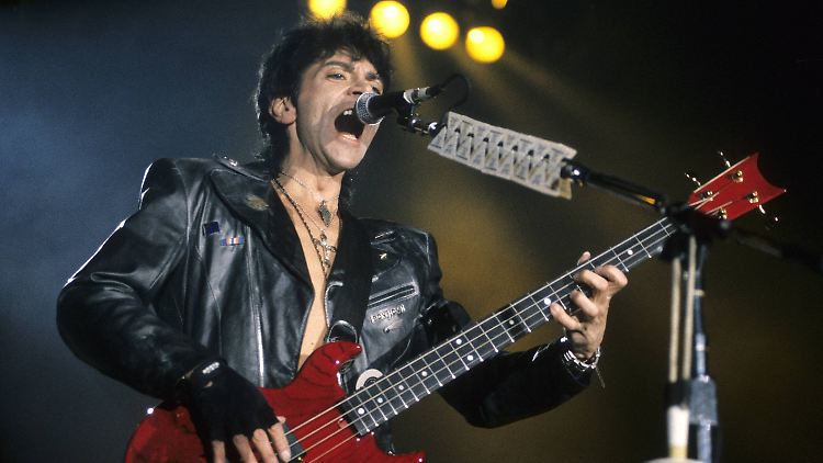 Alec John Such bei einem Auftritt in München im Jahr 1993.
