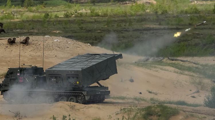 Die britische Armee nutzt bei einer Militärübung einen Mehrfachraketenwerfer vom Typ M270.
