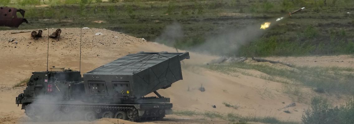 Die britische Armee nutzt bei einer Militärübung einen Mehrfachraketenwerfer vom Typ M270.