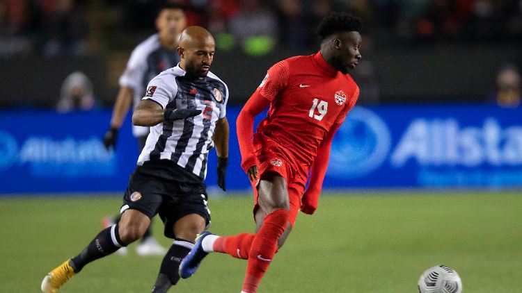 Alphonso Davies (r.) und seine Mitspieler streiken.