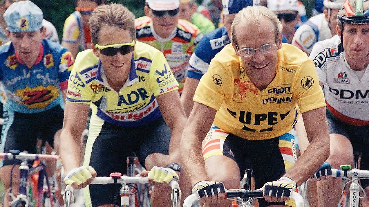 LeMond (l.) fährt bei der Tour 1989 direkt neben seinem großen Widersacher Laurent Fignon (Gelbes Trikot).