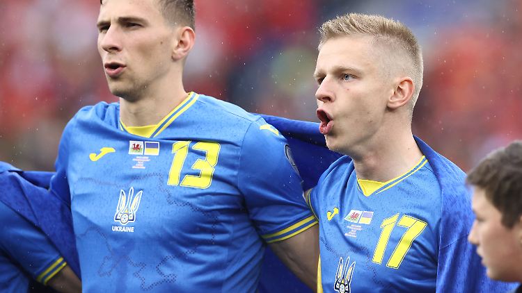 Die Silhouette der Landesgrenzen rund um das Verbandslogo auf dem Trikot der Ukraine stört Russland.