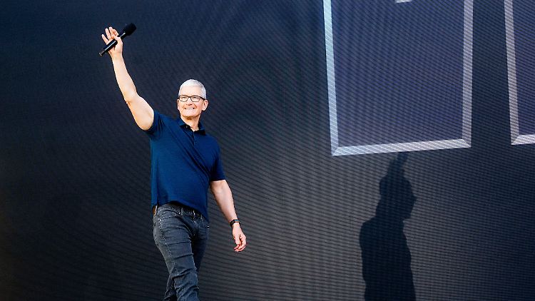 Auch Apple-CEO Tim Cook zeigte sich auf der Bühne im Apple-Hauptquartier im kalifornischen Cupertino.