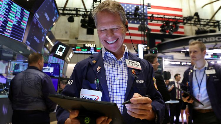 Nach einem anfänglichen Höhenflug schließt die Wall Street mit leichten Aufschlägen.