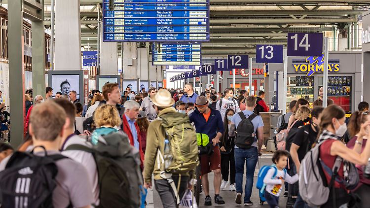 Überfüllte Bahnsteige gab es, doch ganze Bahnhöfe mussten deshalb nicht geräumt werden. 