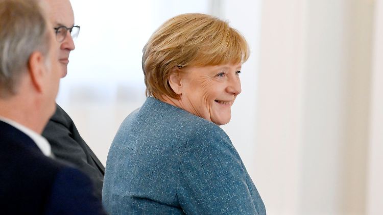 Merkel stellt sich am Abend in Berlin den Fragen eines Journalisten.