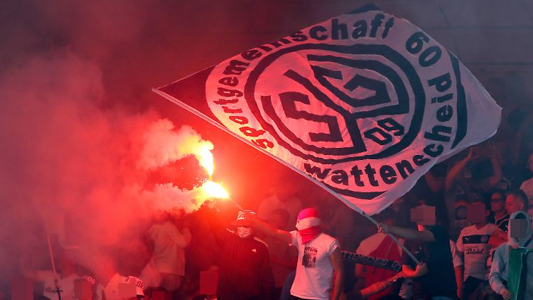 Pyro und Party: Die SG Wattenscheid 09 steigt in die Regionalliga auf.