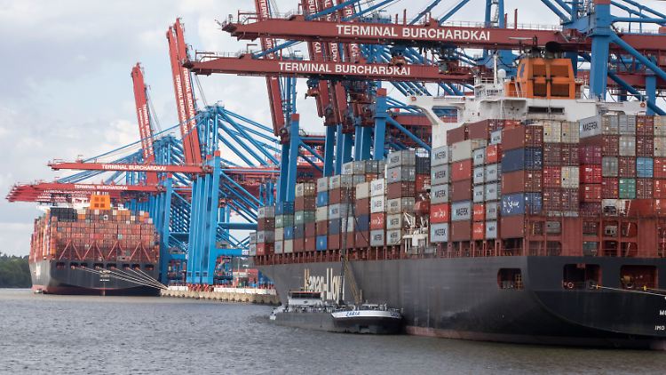 Allein in der Deutschen Bucht warten etwa ein Dutzend große Containerschiffe auf das Anlaufen in Hamburg oder Bremerhaven. 