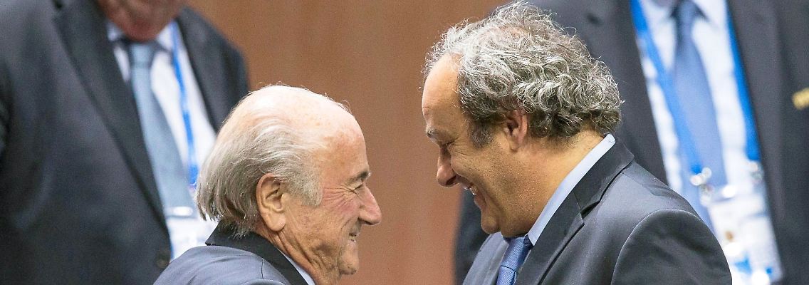 Müssen sich wegen der Vorwurfs des Betrugs und anderer Delikte vor Gericht verantworten: Joseph Blatter (l) und Michel Platini.