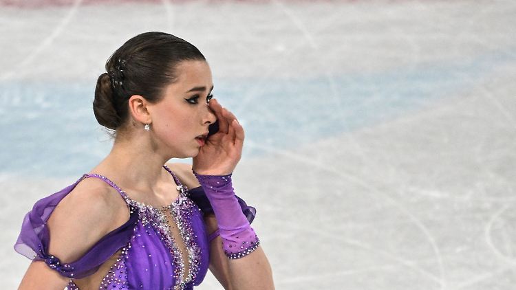 Die damals 15-jährige russische Eiskunstläuferin Kamila Walijewa bei den Olympischen Winterspielen in Peking.