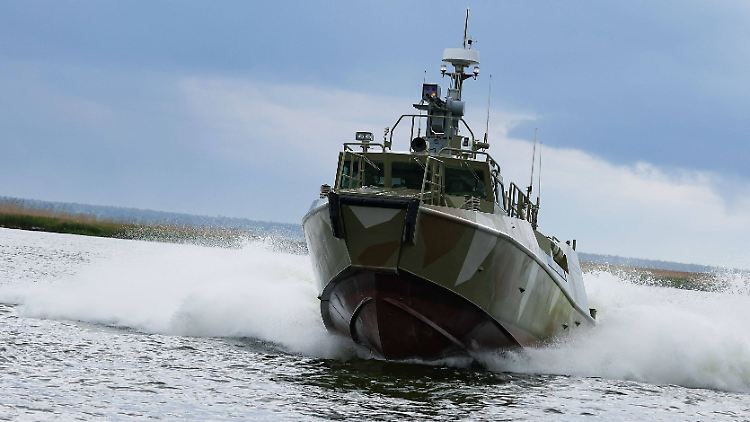 Ein russisches Patrouillenboot vom Typ "Raptor" in der Ostsee.