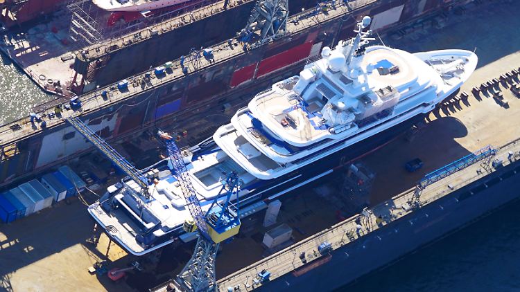 Erst lag die "Luna" im Trockendock einer Hamburger Werft. Nach der Festsetzung musste sie verlegt werden.
