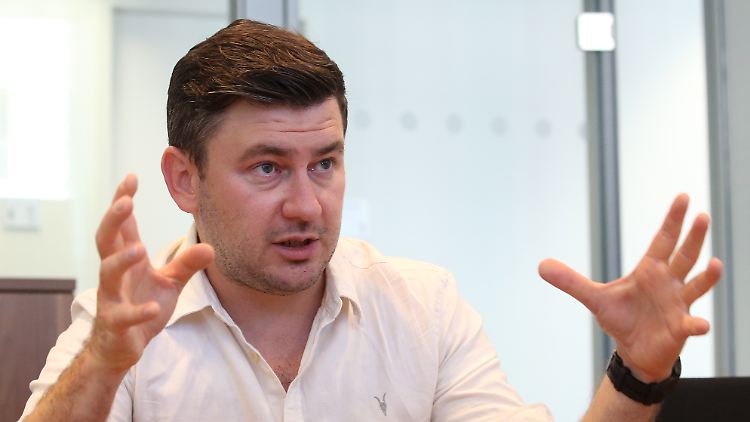 In sozialen Medien verurteile Glukhovsky den russischen Angriff auf die Ukraine und forderte ein Ende des Kriegs.