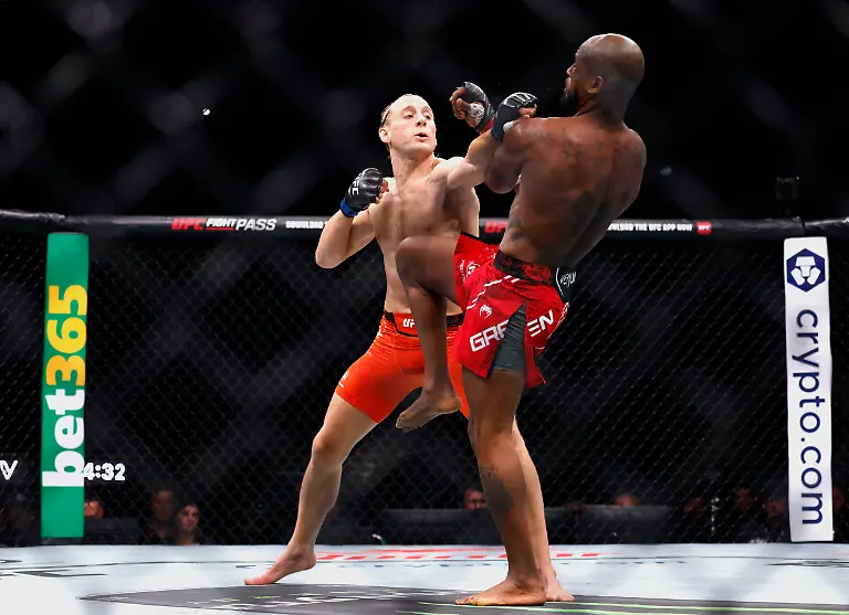 2024-07-28T034830Z-631927771-UP1EK7S0AKRB4-RTRMADP-3-MMA-UFC-UFC304