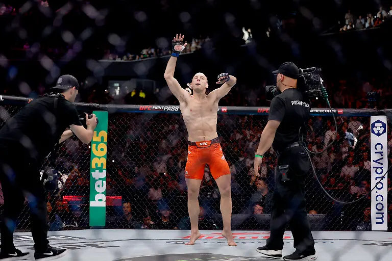 2024-07-28T035438Z-29193787-UP1EK7S0AV0B6-RTRMADP-3-MMA-UFC-UFC304