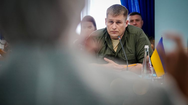 Beim Gespräch mit Claudia Roth betont der Gouverneur des Oblast Odessa, Maksym Marchenko, dass die Stadt dringend militärische Unterstützung braucht.