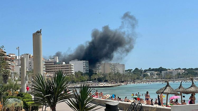 Rauchwolke über dem Ballermann - am 20. Mai fing das Dach der Bar "Why Not Mallorca" Feuer.