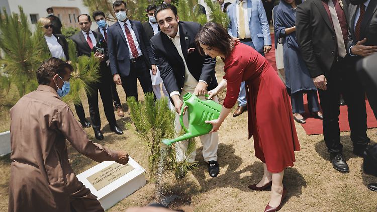 Annalena Baerbock und Bilawal Bhutto Zardari, Außenminister der Islamischen Republik Pakistan, pflanzen bei ihrem Treffen einen Baum im pakistanischen Außenministerium.