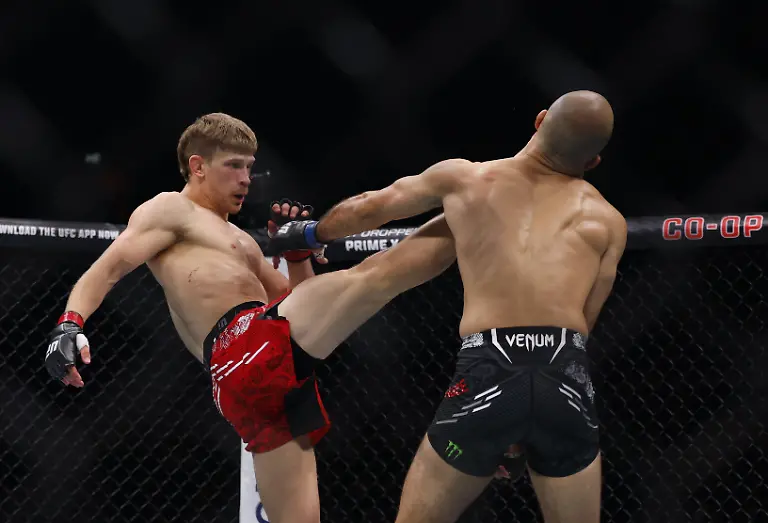 2024-07-28T025309Z-1797841898-UP1EK7S080JAU-RTRMADP-3-MMA-UFC-UFC304