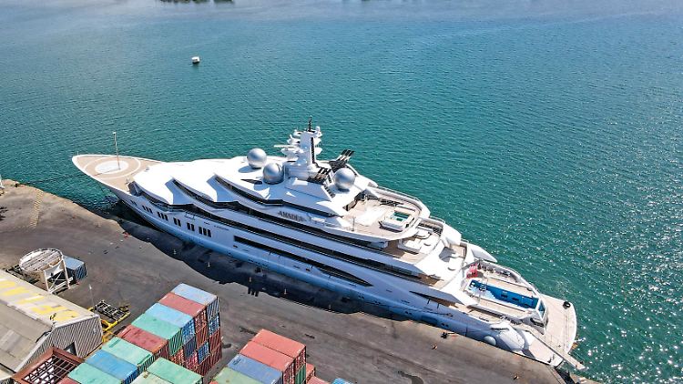 Die Superjacht "Amadea" hat den Hafen von Lautoka verlassen. Fidschi hat den US-Behörden die 300-Millionen-Dollar-Jacht übergeben.