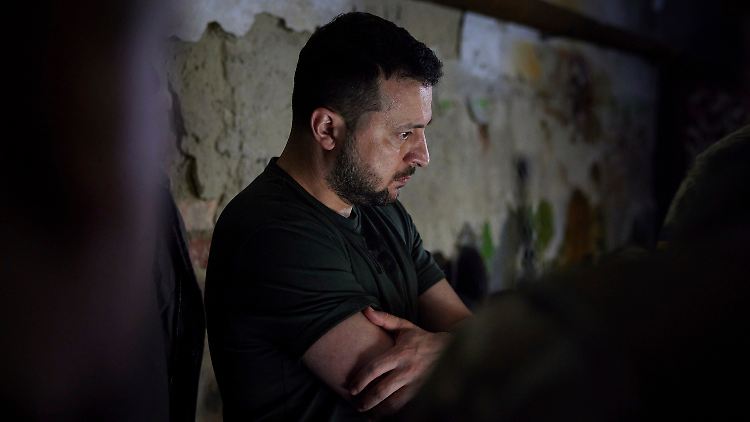 Auf diesem vom Pressebüro des ukrainischen Präsidenten zur Verfügung gestellten Foto hört Wolodymyr Selenskyj einen Bericht eines Soldaten nahe der Frontlinie in der Region Donezk.