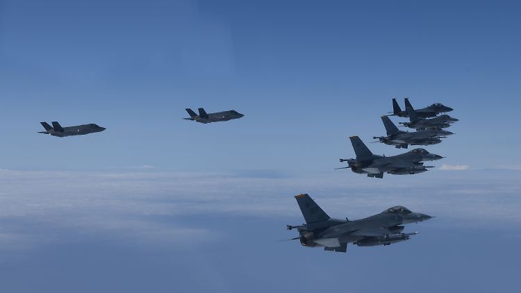 Die Streitkräfte der USA und Südkoreas ließen 20 Kampfflugzeuge über dem Gelben Meer fliegen.