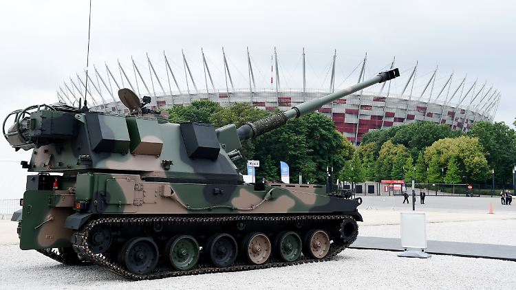 Eine 155mm-Panzerhaubitze Krab der polnischen Streitkräfte vor dem Nationalstadion in Warschau.