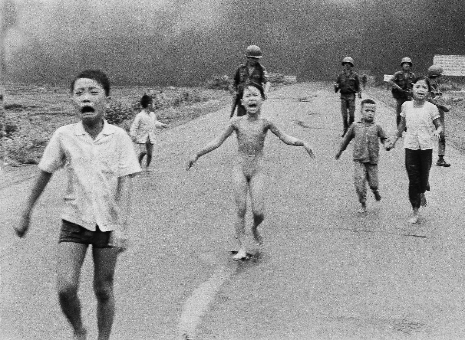8. Juni 1972, Trang Bang in Vietnam: Die neunjährige Kim Phuc Phan Thi (zu sehen in der Mitte) flieht zusammen mit Brüdern und Cousins vor einem Napalm-Angriff auf ihr Dorf. Dieses wurde - versehentlich - von südvietnamesischen Einheiten bombardiert. Das Mädchen hat keine Kleidung an, es breitet die Arme aus und schreit - der Schrecken des Krieges steht ihr ins Gesicht geschrieben.