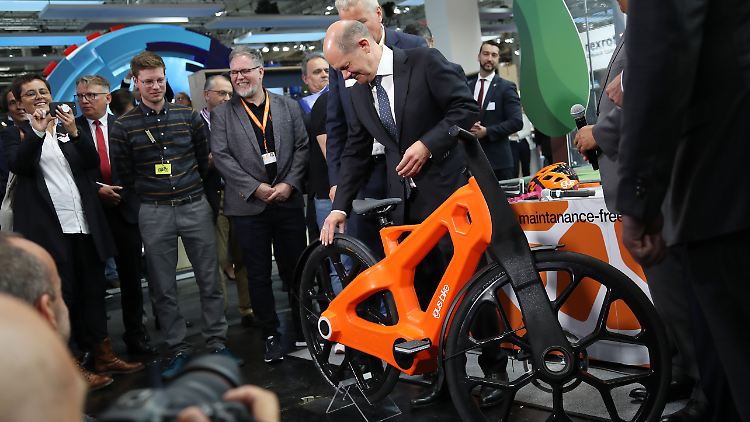 Auch der Bundeskanzler findet gefallen am Recycling-Fahrrad.