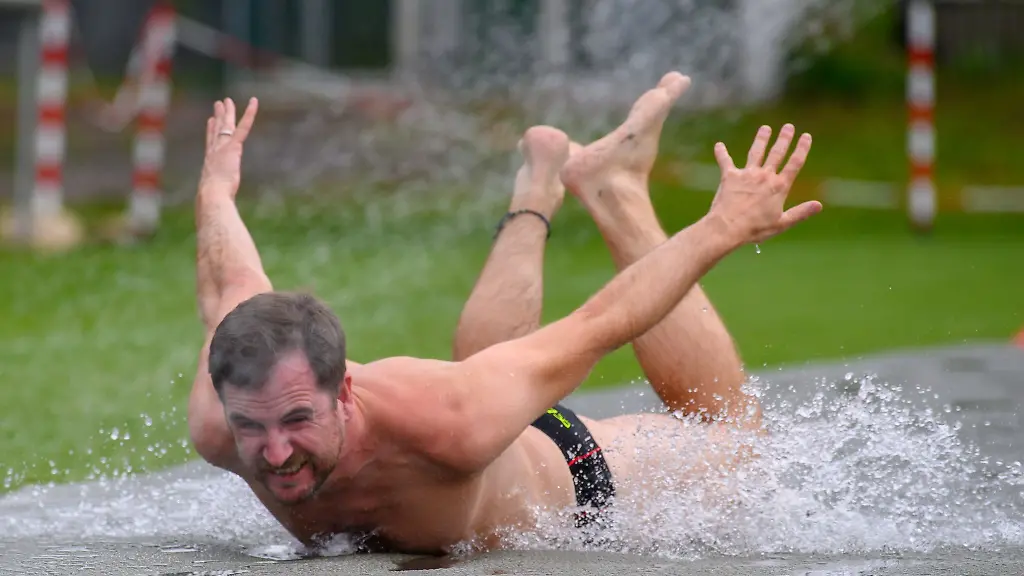 Der-Sieger-bei-der-Goaldiving-Weltmeisteschaft-in-Gardelegen-rutschte-51-9-Meter-auf-dem-Bauch-ueber-den-Boden