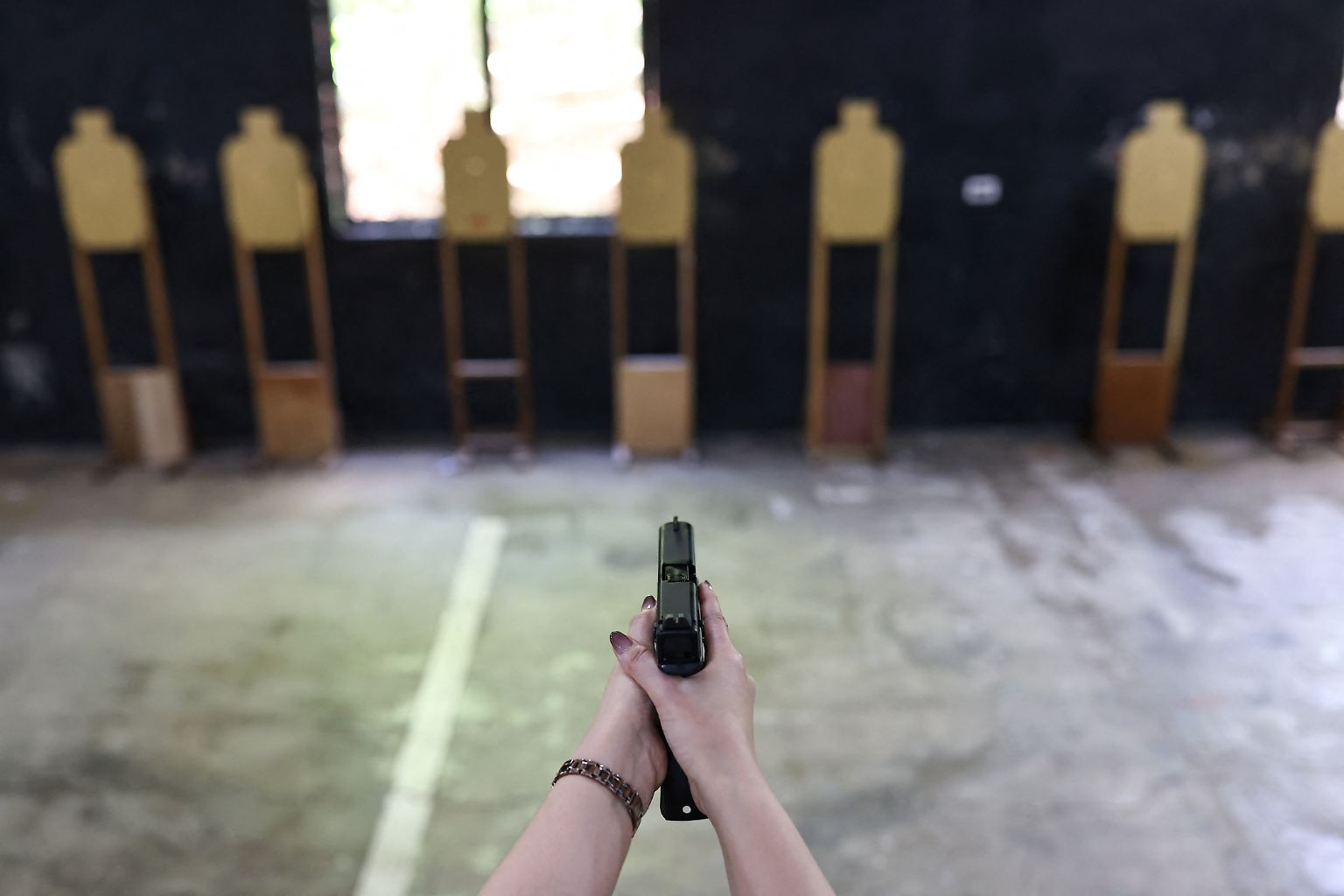 Viele der Männer und Frauen auf einem Schießstand in Neu-Taipeh hatten noch nie eine Waffe in der Hand.