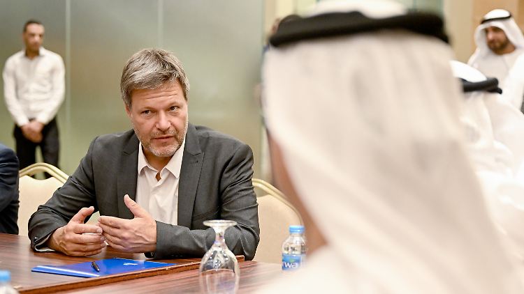Wirtschaftsminister Habeck nimmt in Jordanien unter anderem an einer Energiekonferenz teil. Hier trifft er sich mit Suhail al-Masrui, dem Energieminister der Vereinigten Arabischen Emirate.
