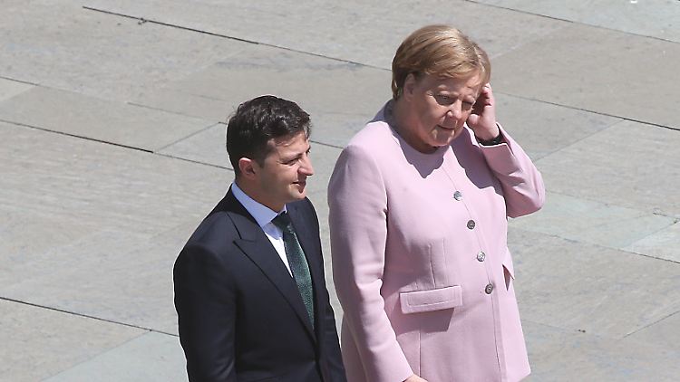 Im Juni 2019 hatte Merkel beim Empfang Selenskyjs in Berlin erstmals mit einem Anfall zu kämpfen.