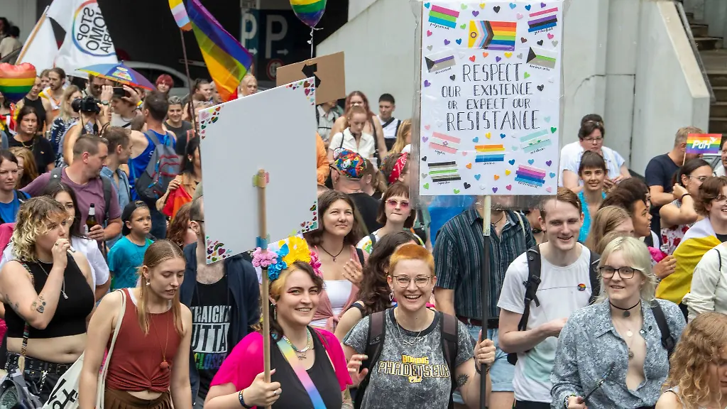 In-Mainz-zogen-heute-viele-Teilnehmende-des-Christopher-Street-Day-durch-die-Innenstadt-und-feierten