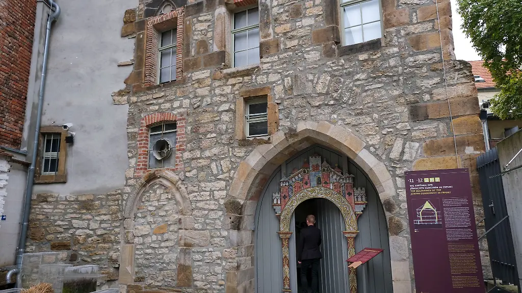 Der-Welterbestatus-unter-anderem-fuer-die-alte-Synagoge-macht-Erfurt-fuer-Touristen-interessanter