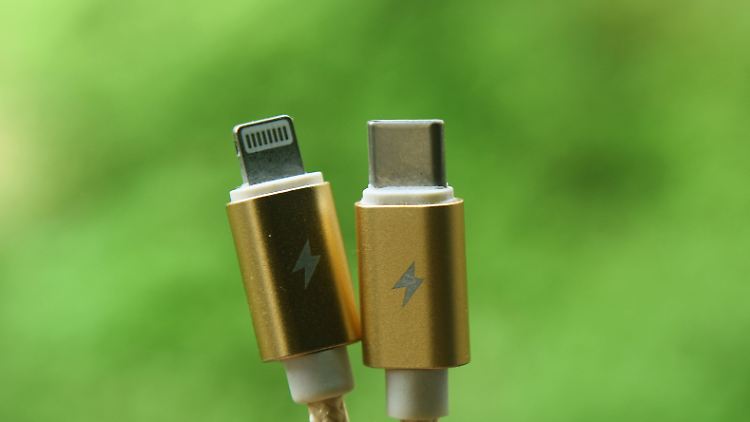 Links ein Lightning-, rechts ein USB-C-Stecker.