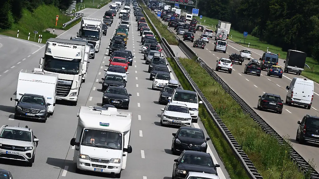 Am-ersten-Ferienwochenende-in-Bayern-staut-es-sich-vierlerorts-So-auch-auf-der-A8