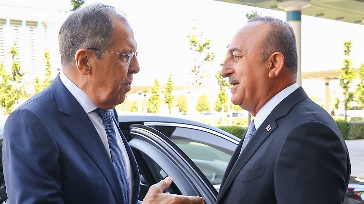 Lawrow (l.) traf in der Türkei deren Außenminister Mevlüt Cavusoglu.