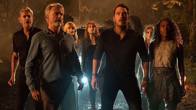 Auch der gemeinsame Auftritt des "Jurassic World"- und "Jurassic Park"-Casts kann den Film nicht retten.