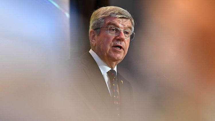 Bach tut sich schwer, seine Nähe zur Politik als solche zu benennen.