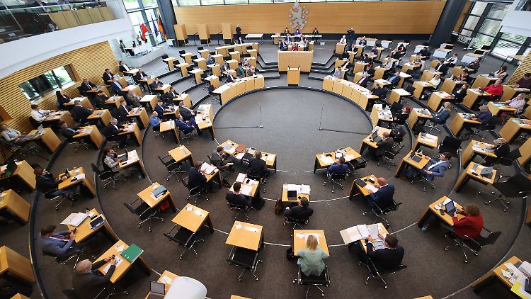 Im Thüringer Landtag regiert Rot-Rot-Grün seit 2020 ohne eigene Mehrheit. 