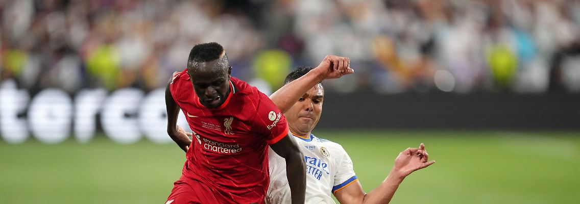 Wird mit dem FC Bayern in Verbindung gebracht: Sadio Mané (l) vom FC Liverpool.