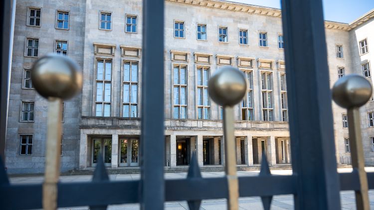 Brisanter Zeitpunkt: Etwas mehr als zwei Wochen vor der Bundestagswahl waren das Bundesfinanzministerium (Bild) und das Bundesjustizministerium Ziel der Razzien.