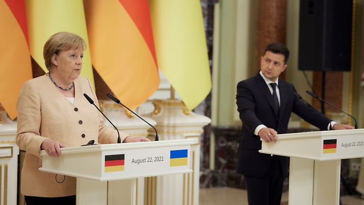 Merkel und der ukrainische Präsident Selenskyj bei einem Treffen im August 2021.