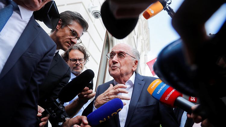 "Es geht mir nicht gut. Ich sehe mich nicht in der Lage, zu antworten", sagte Blatter.
