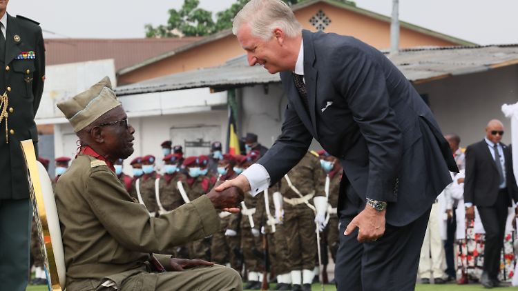 Philippe zeichnete den letzten Veteranen der Kolonialtruppen aus, der für die belgische Armee im Zweiten Weltkrieg kämpfte. Albert Kunyuku ist heute 100 Jahre alt.