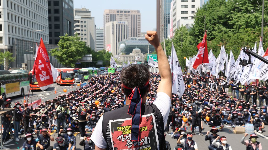Streikende Lkw-Fahrer in Südkoreas Hauptstadt Seoul.