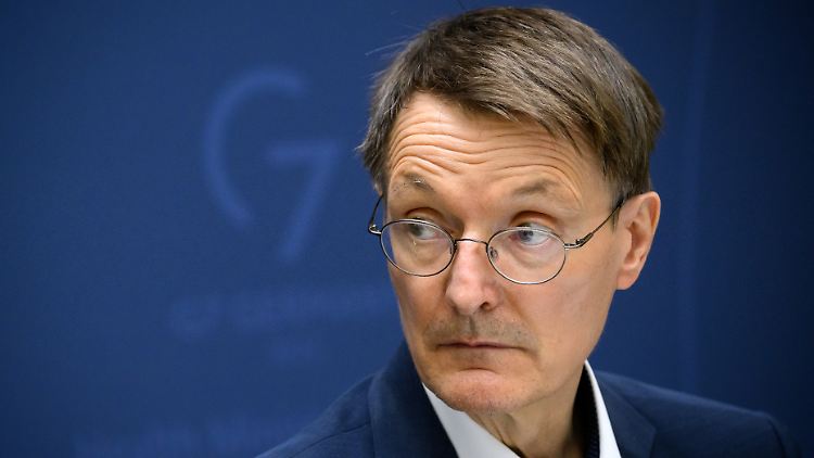 Angehörigen von Risikogruppen empfiehlt Lauterbach eine vierte Impfung.